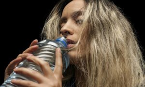 9 Signs That You’re Not Drinking Enough Water
