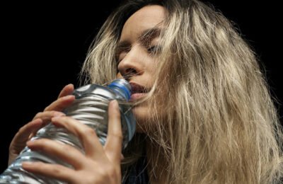 9 Signs That You’re Not Drinking Enough Water