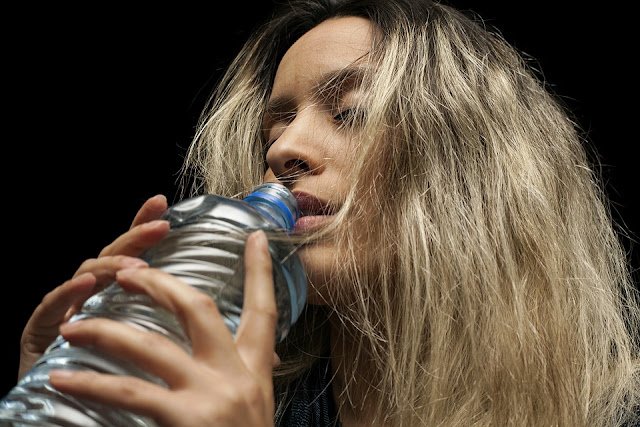 9 Signs That You’re Not Drinking Enough Water